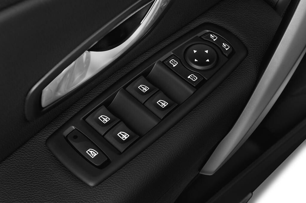 Renault Fluence (Baujahr 2013) Dynamique 4 Türen Bedienungselemente Tür