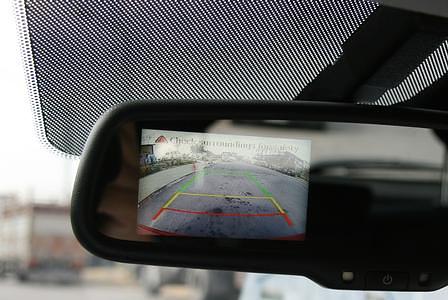 Bild der Rückfahrkamera wird in den Rückspiegel "eingespiegelt"