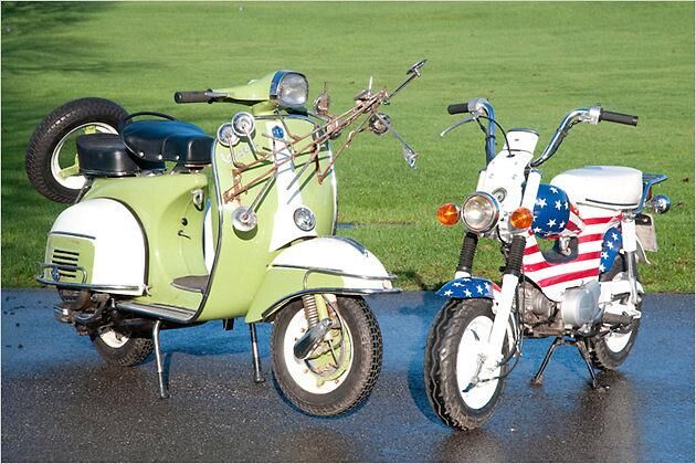 Die Vespa und das kleine Honda-Moped stammen von einer Reise des Moderatoren-Trios durch Vietnam