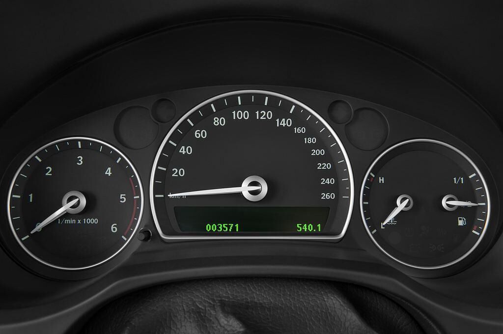 Saab 93 (Baujahr 2010) Vector 2 Türen Tacho und Fahrerinstrumente