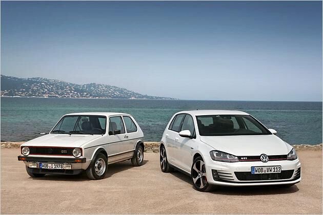 Ur-Ahne und jüngster Nachfahre: Der erste Golf GTI, wie er ab 1976 gebaut wurde, und der neue Golf GTI