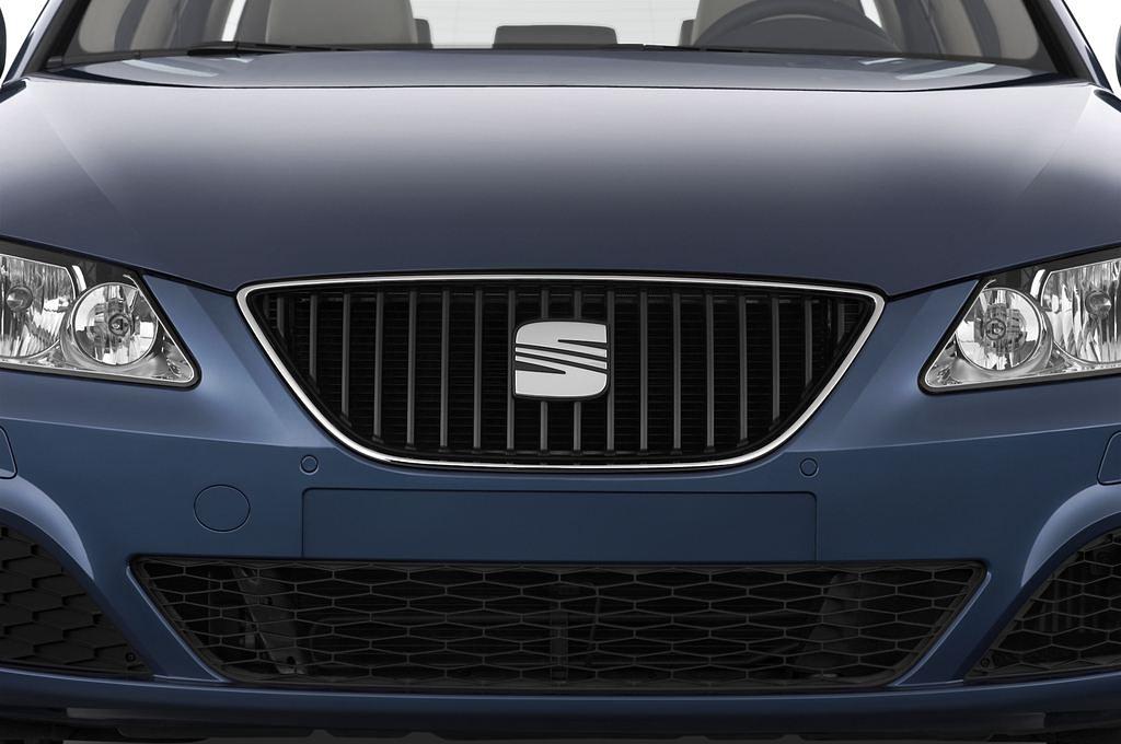 SEAT Exeo (Baujahr 2011) Style 5 Türen Kühlergrill und Scheinwerfer