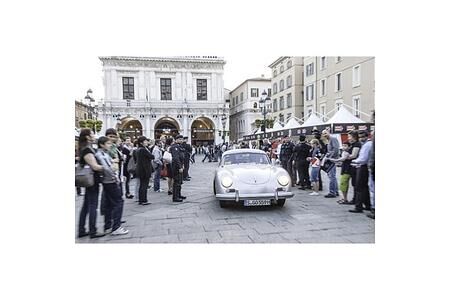 Hans-Joachim Stuck im Porsche 356 bei der Mille Miglia