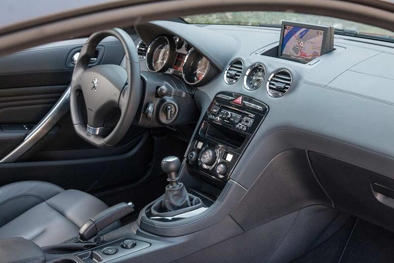 Das Cockpit des Peugeot RCZ.
