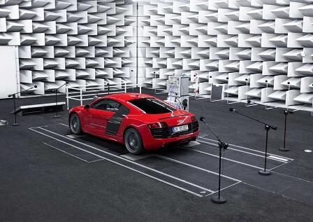 Der Audi R8 e-tron auf dem Akustik-Prüfstand.