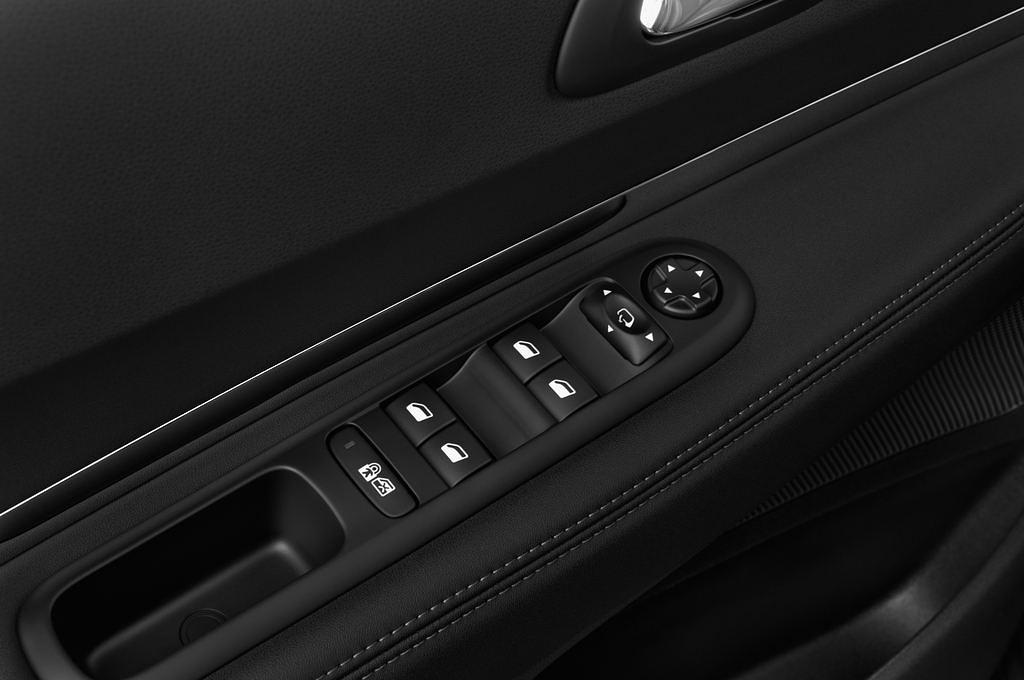 Peugeot 3008 (Baujahr 2014) Allure 5 Türen Bedienungselemente Tür