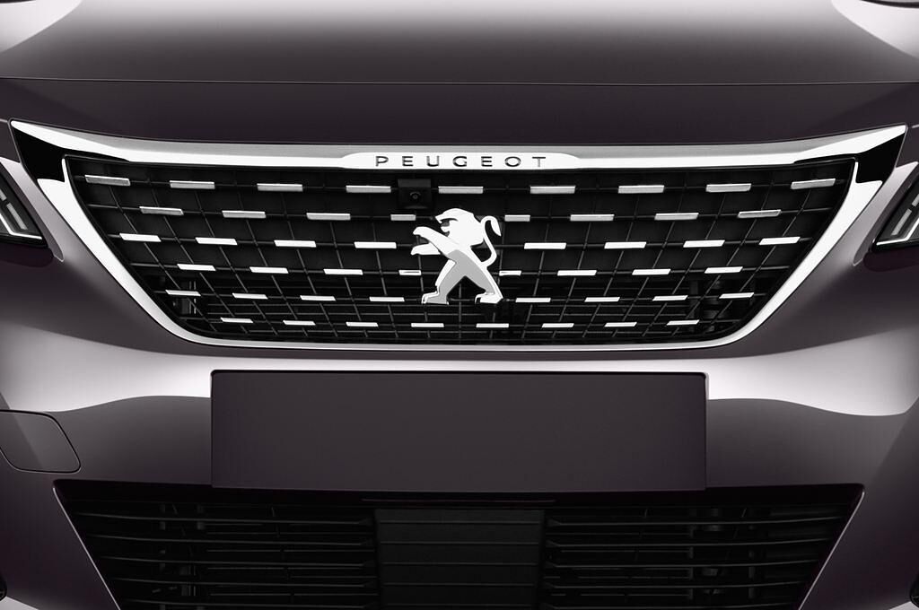 Peugeot 3008 (Baujahr 2017) GT Line 5 Türen Kühlergrill und Scheinwerfer