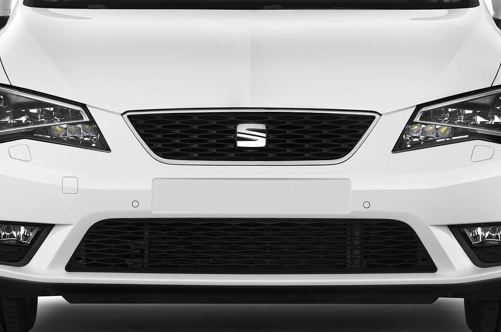 SEAT Leon (Baujahr 2014) Reference 5 Türen Kühlergrill und Scheinwerfer