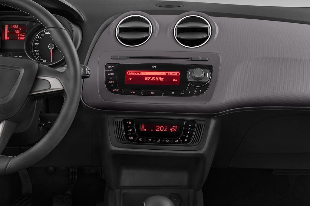 SEAT Ibiza ST (Baujahr 2013) Style 5 Türen Mittelkonsole