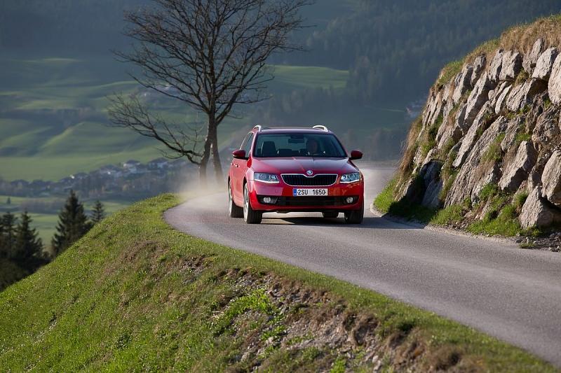 Auch wenn es schnell um die Kurven geht, lässt sich der Skoda Octavia Combi nur schwer aus der Ruhe bringen