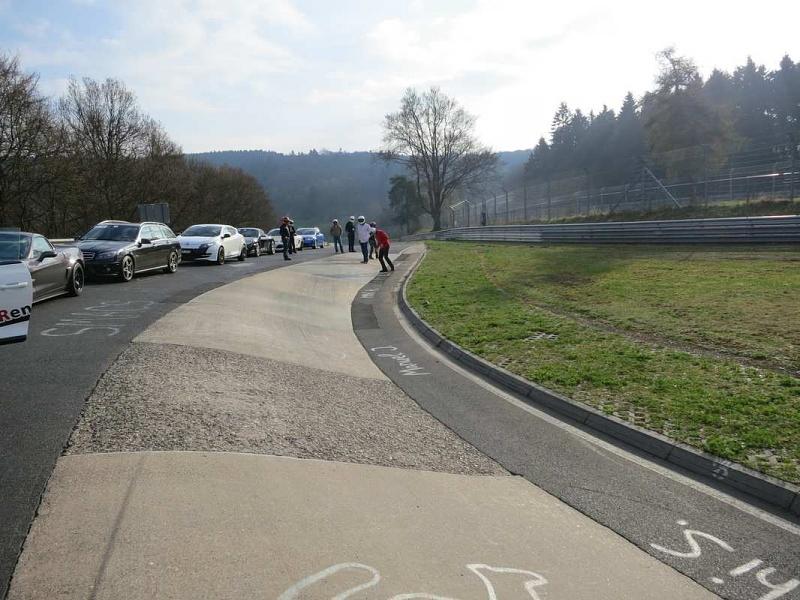 Streckenbegehung auf dem legendären Caracciola-Karussell.