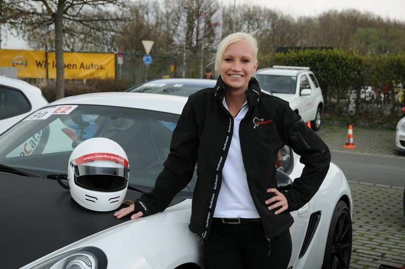 Sabine Liebsch ist eine der beiden einzigen Frauen bei der Scuderia S7 auf der Nordschleife.