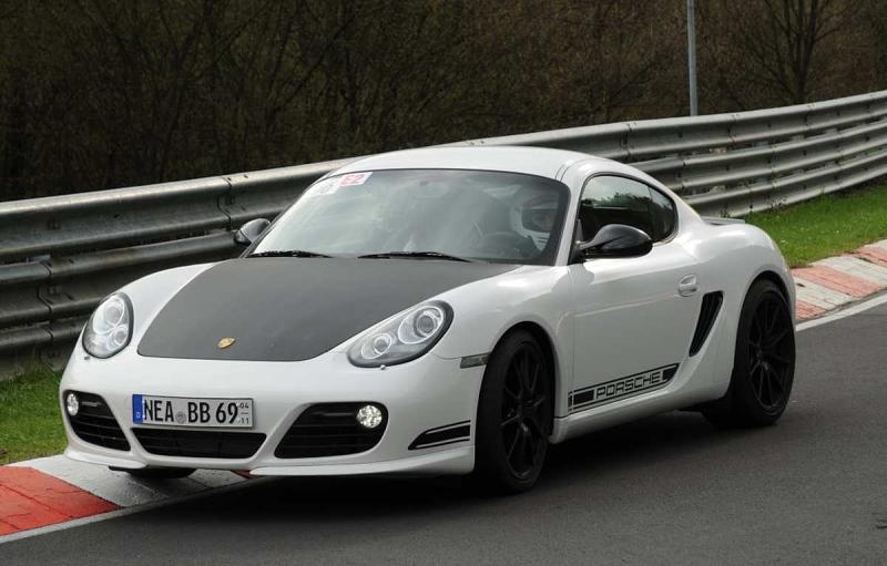 Sie fährt einen Porsche Cayman R.