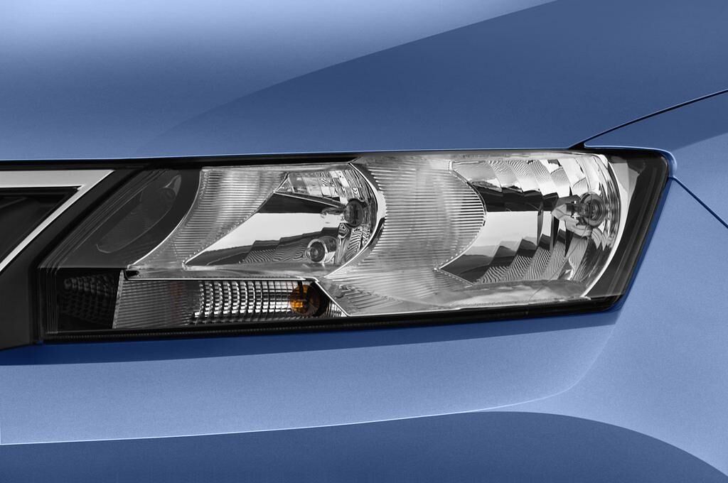 Skoda Rapid (Baujahr 2013) Elegance 5 Türen Scheinwerfer