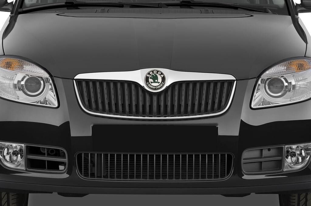 Skoda Roomster (Baujahr 2009) Comfort 5 Türen Kühlergrill und Scheinwerfer