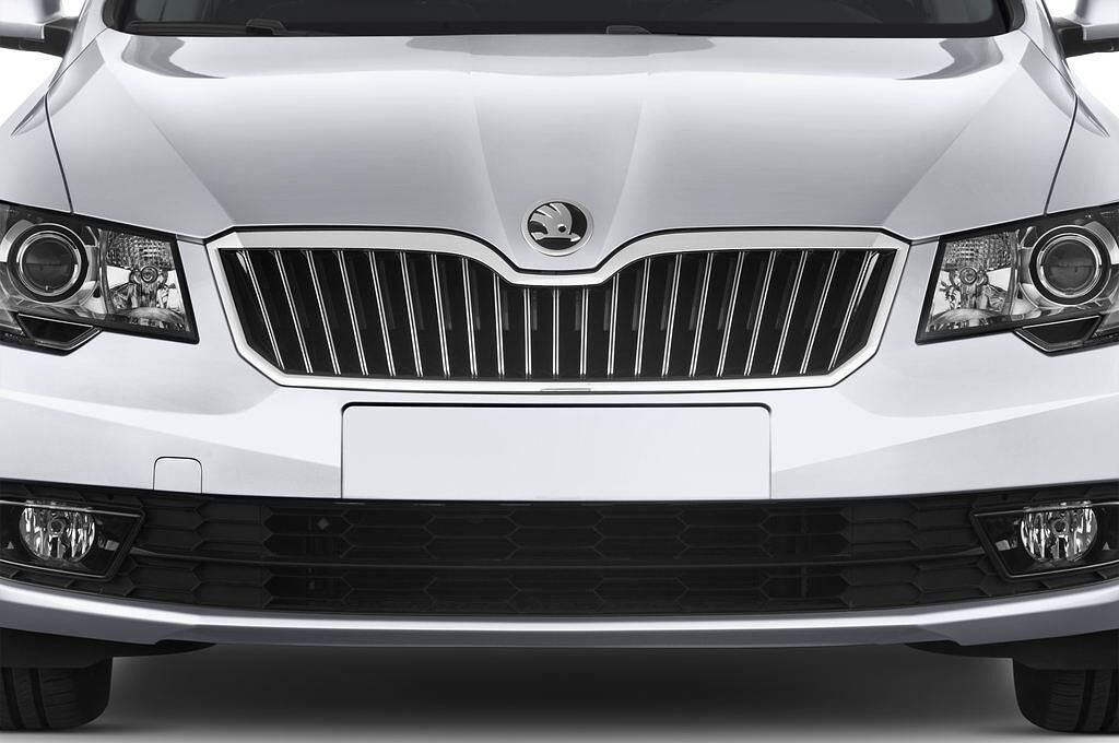 Skoda Superb (Baujahr 2015) Active 5 Türen Kühlergrill und Scheinwerfer