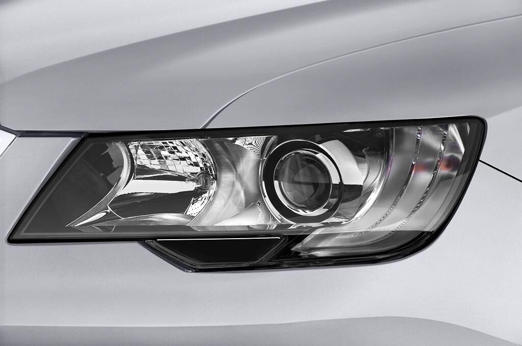 Skoda Superb (Baujahr 2015) Active 5 Türen Scheinwerfer