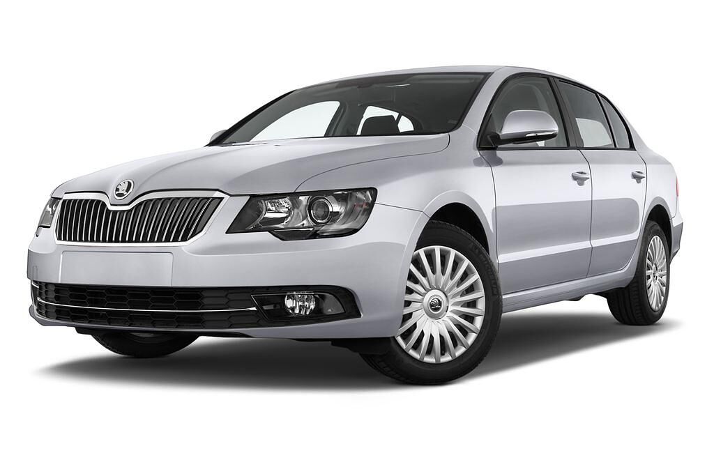 Skoda Superb (Baujahr 2015) Active 5 Türen seitlich vorne mit Felge