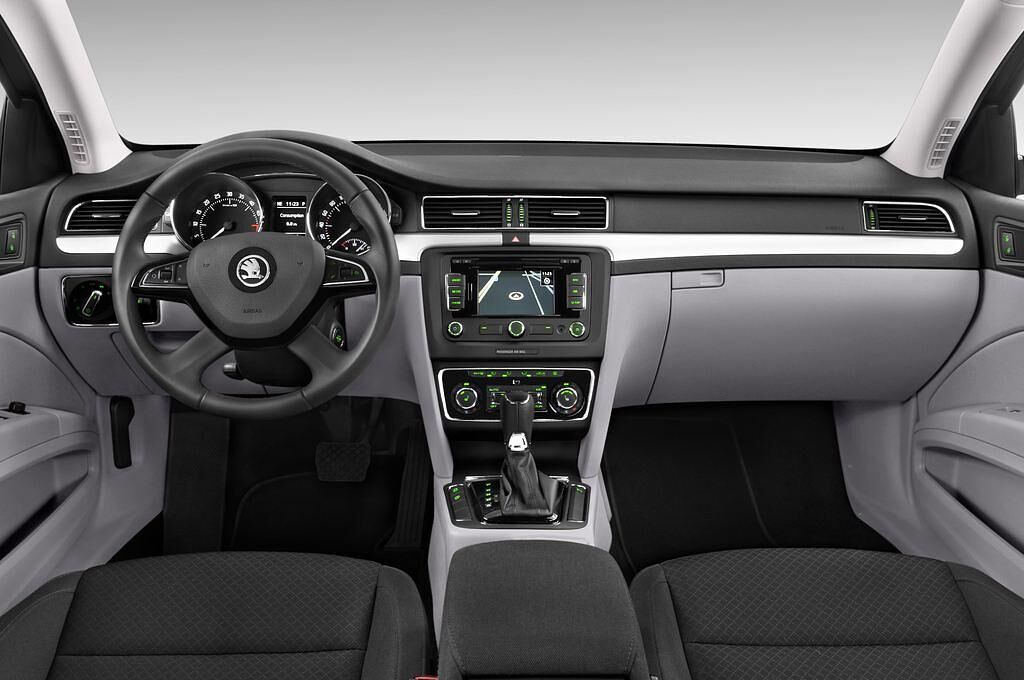 Skoda Superb (Baujahr 2014) Ambition 5 Türen Cockpit und Innenraum