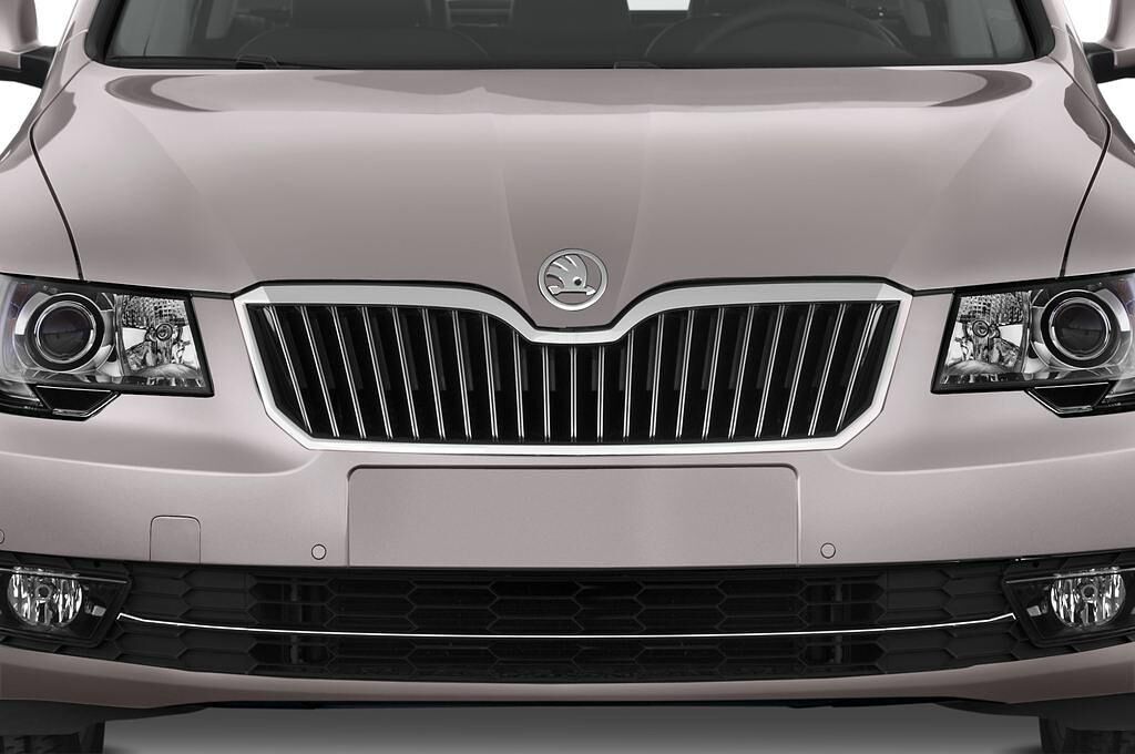 Skoda Superb (Baujahr 2014) Ambition 5 Türen Kühlergrill und Scheinwerfer