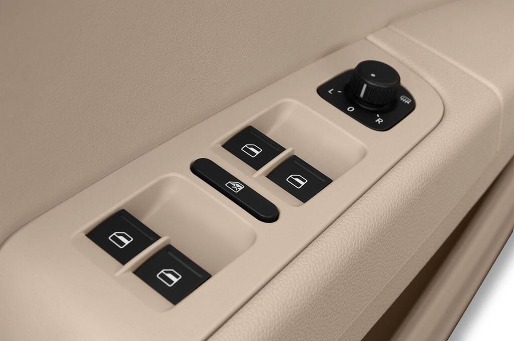 Skoda Superb (Baujahr 2015) Elegance 5 Türen Bedienungselemente Tür