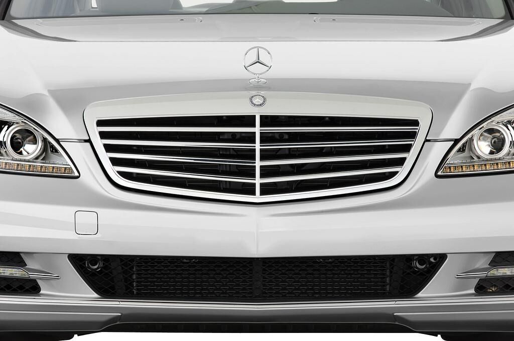 Mercedes S-Class (Baujahr 2010) - 4 Türen Kühlergrill und Scheinwerfer