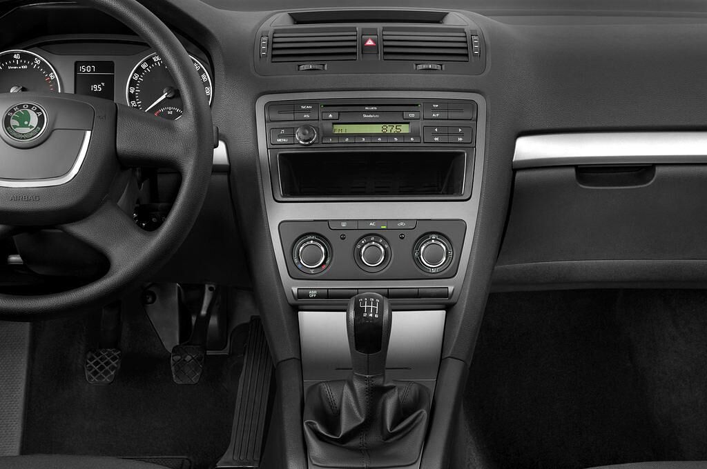 Skoda Octavia (Baujahr 2009) Classic 4 Türen Mittelkonsole
