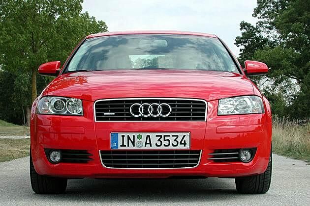 Allradantrieb Serie: quattro-Schriftzug am Kühlergrill
