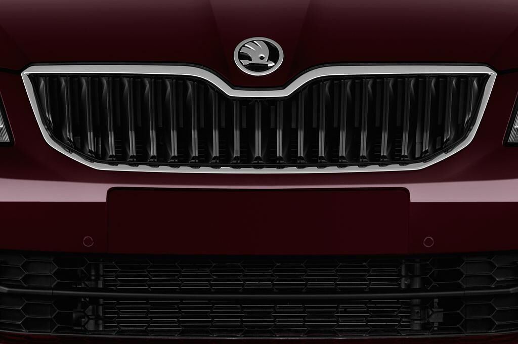 Skoda Octavia (Baujahr 2014) Ambition 5 Türen Kühlergrill und Scheinwerfer