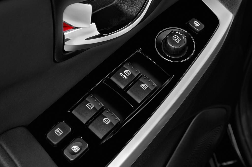 Ssangyong Korando (Baujahr 2014) Sapphire 5 Türen Bedienungselemente Tür