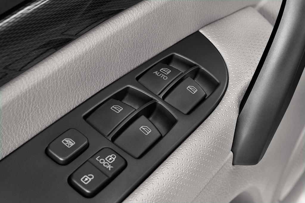 Ssangyong Rodius (Baujahr 2014) Sapphire 5 Türen Bedienungselemente Tür