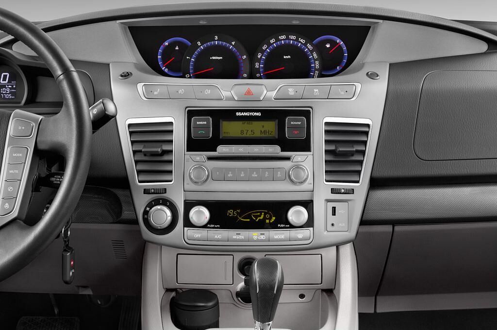 Ssangyong Rodius (Baujahr 2014) Sapphire 5 Türen Mittelkonsole