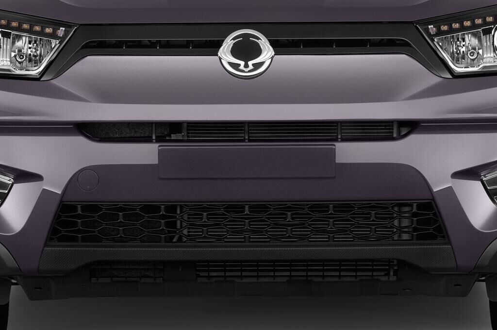 Ssangyong Tivoli (Baujahr 2015) Quartz 5 Türen Kühlergrill und Scheinwerfer