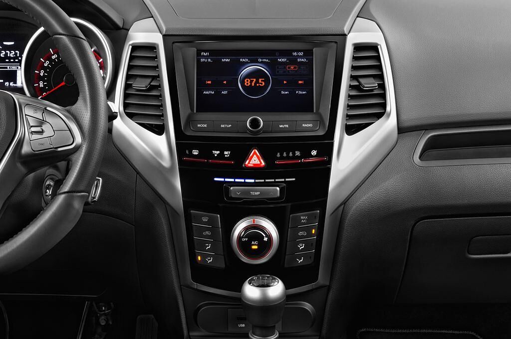 Ssangyong Tivoli (Baujahr 2015) Quartz 5 Türen Mittelkonsole