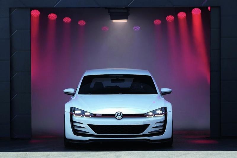 Der Auftritt des Brachial-Sportlers VW Design Vision GTI wurde effektreich inszeniert