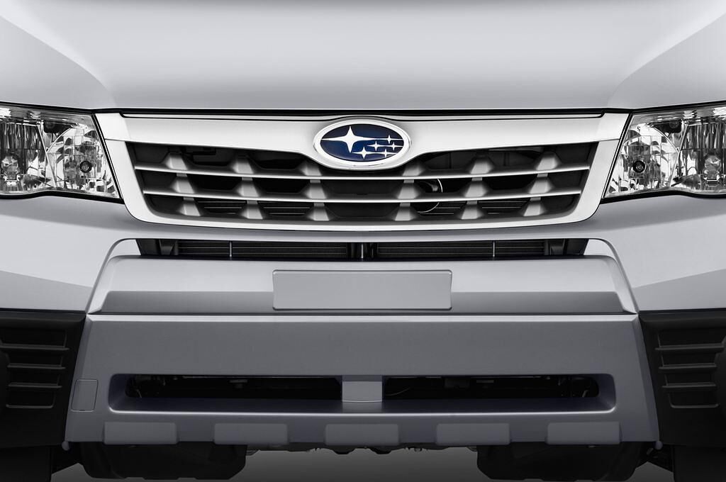 Subaru Forester (Baujahr 2011) Trend 5 Türen Kühlergrill und Scheinwerfer
