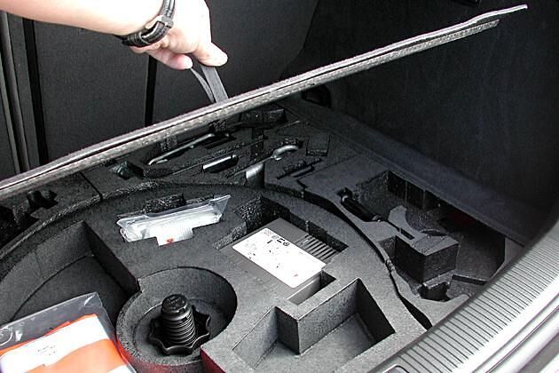 Abgespeckt: Reifendichtset statt Reserverad unter Kofferraumverkleidung