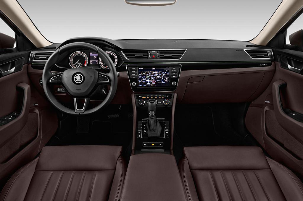 Skoda Superb Combi (Baujahr 2016) L&K 5 Türen Cockpit und Innenraum