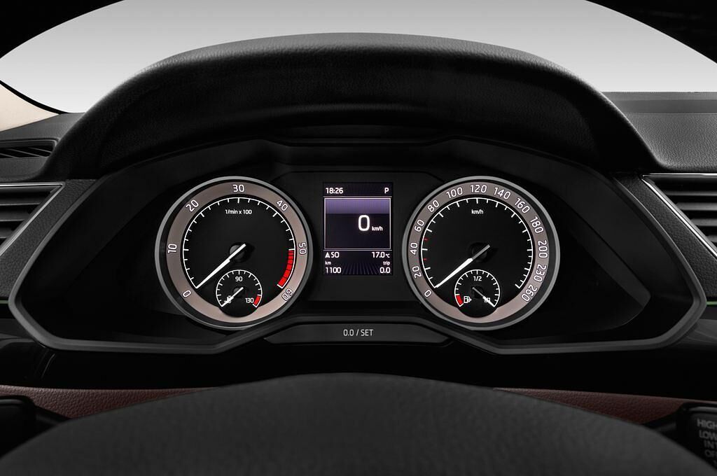 Skoda Superb Combi (Baujahr 2016) L&K 5 Türen Tacho und Fahrerinstrumente