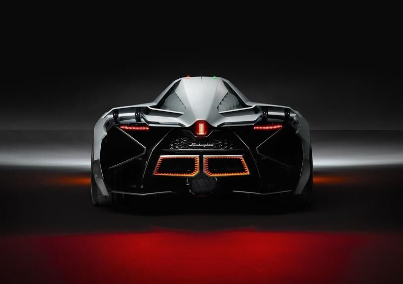 Die Auspuffrohre des Lamborghini Egoista ähneln den Düsen eines Flugzeug-Motors