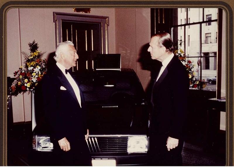 Gianni Agnelli und Prinz Philip mit dem einmillionsten Fiat Uno.