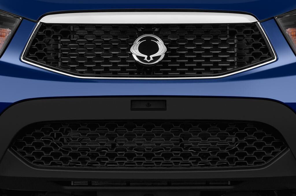 Ssangyong Actyon Sports (Baujahr 2012) Quartz 4 Türen Kühlergrill und Scheinwerfer