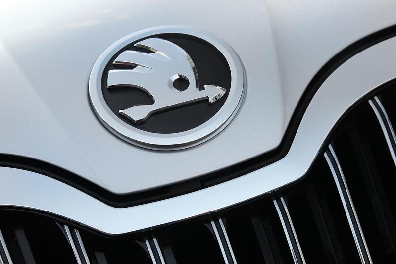 Neu positioniert: Das Firmenlogo auf dem Skoda Superb