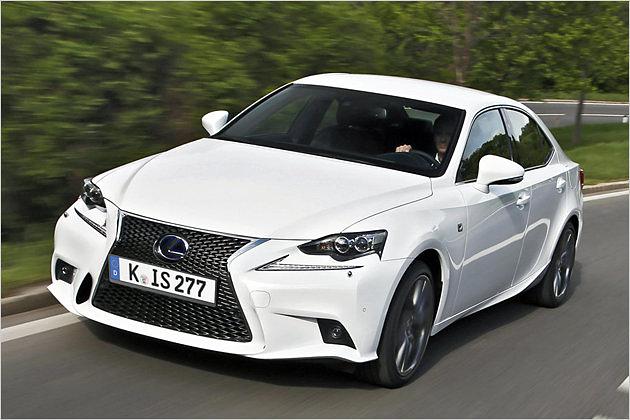 Die F-Sport-Ausstattung des neuen Lexus IS 300h ist am Wabenkühlergrill zu erkennen