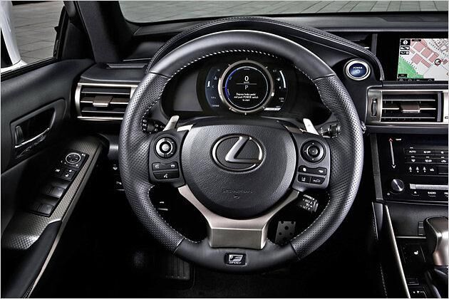 Als Anzeige dient im F-Sport ein ähnliches Rund-Display wie im Supersportler LF-A