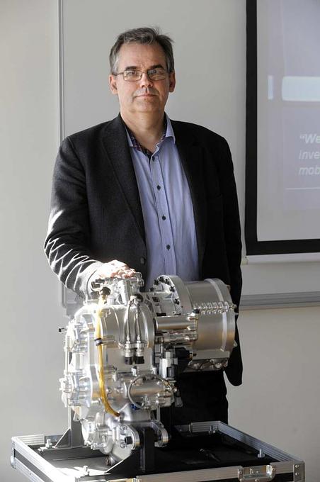 Tomas Hanneback, Direktor Getriebeentwicklung bei Volvo, vor einem KERS-Modell.