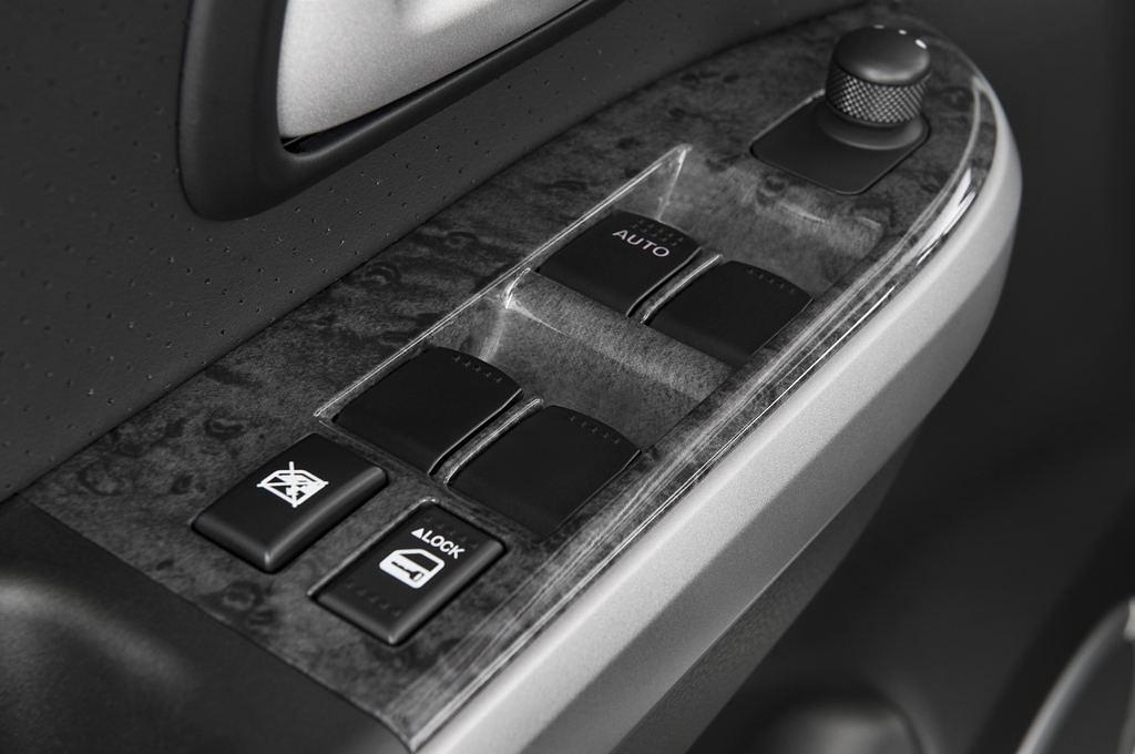 Suzuki Grand Vitara (Baujahr 2010) Comfort 5 Türen Bedienungselemente Tür