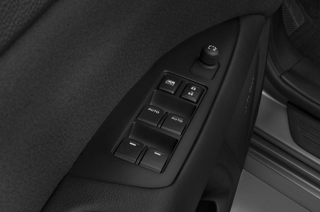Suzuki Kizashi (Baujahr 2010) Sport 4 Türen Bedienungselemente Tür