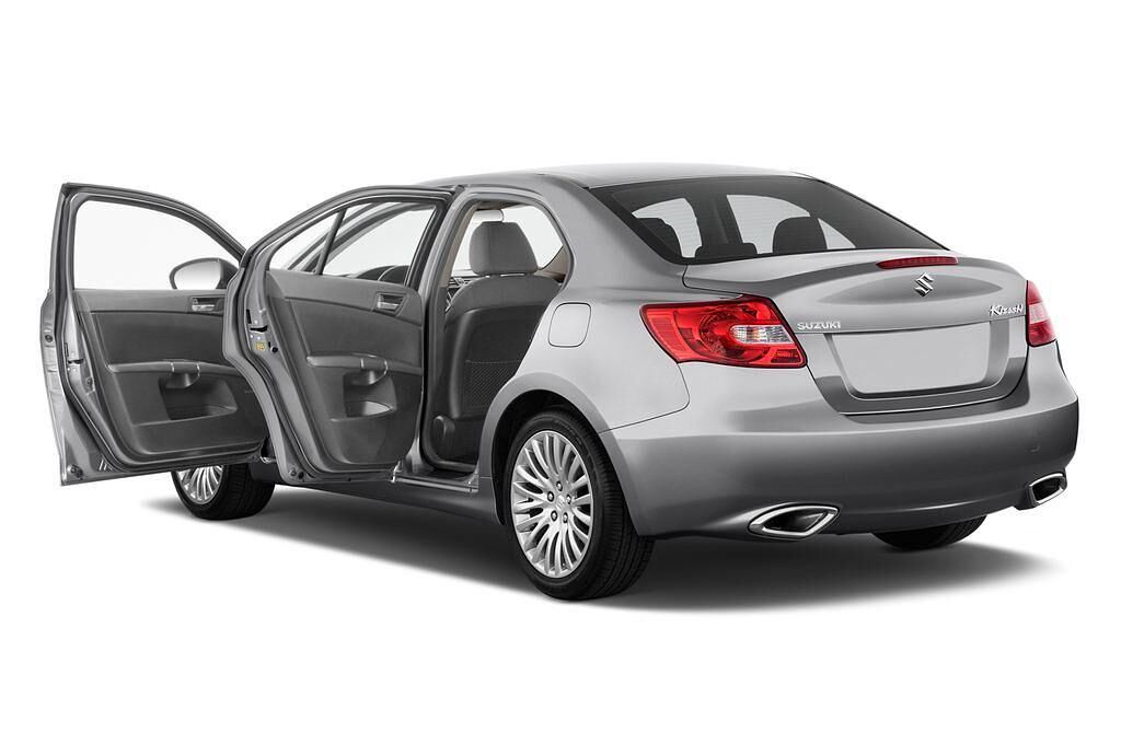 Suzuki Kizashi (Baujahr 2010) Sport 4 Türen Tür geöffnet