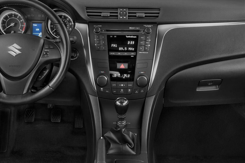 Suzuki Kizashi (Baujahr 2010) Sport 4 Türen Mittelkonsole